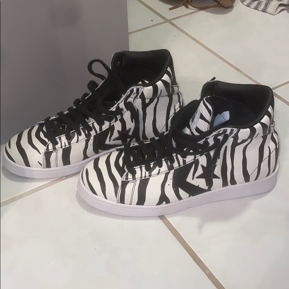 Converse - Picture 2 of 2